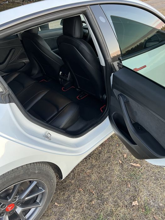 Белая Тесла Tesla Model 3 2020 restyling рестайлінг 60 kWt