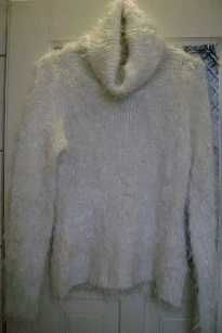 Kremowy golf sweter puchaty M 38