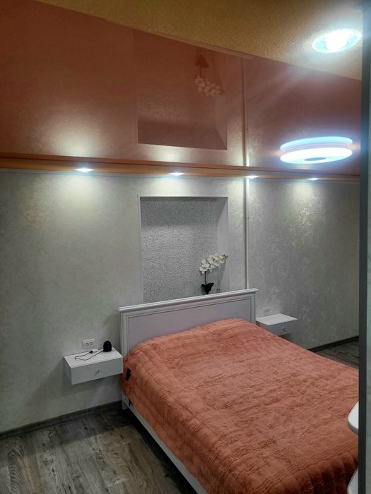 ЦЕНТР. Квартира- студия  посуточно.