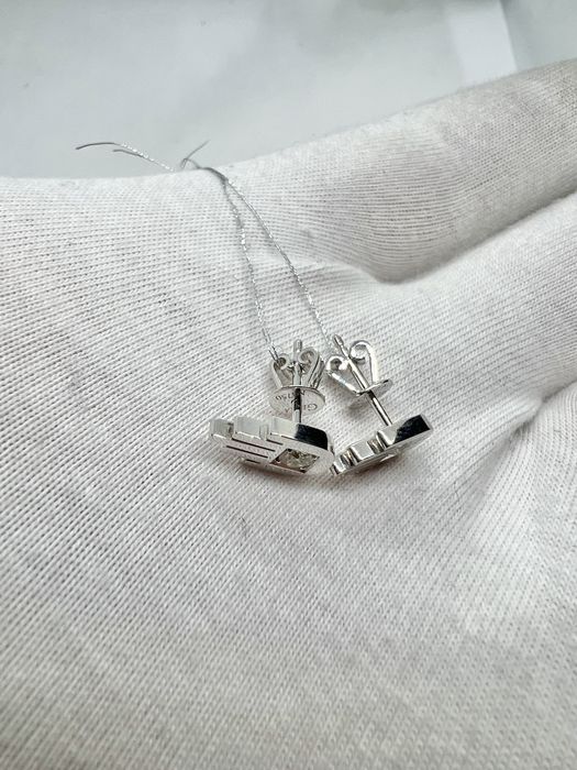 Золотой кулон и серьги с бриллиантами.