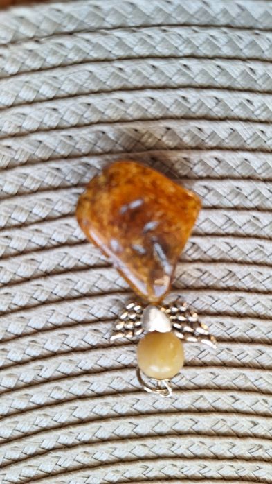 Zawieszki z bursztynu.