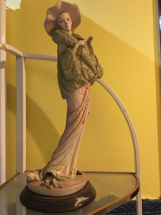 Estatueta Decorativa de Mulher