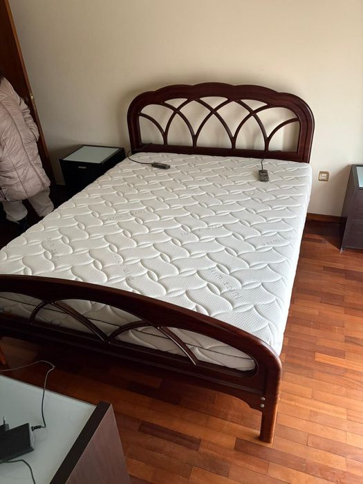 Cama com colchão vibratório, roupeiro , comoda , mesas de cabeceira