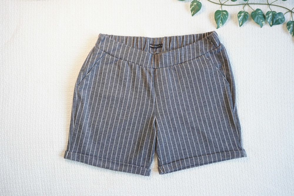 Szare dzianinowe szorty w paski; wygodne eleganckie spodenki damskie