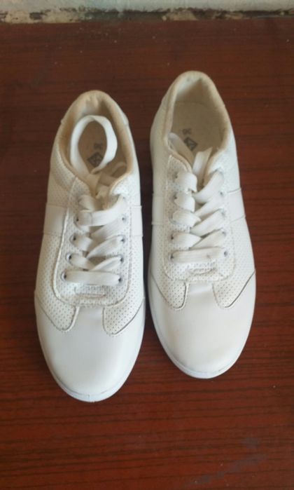 Продаю кеди жіночі