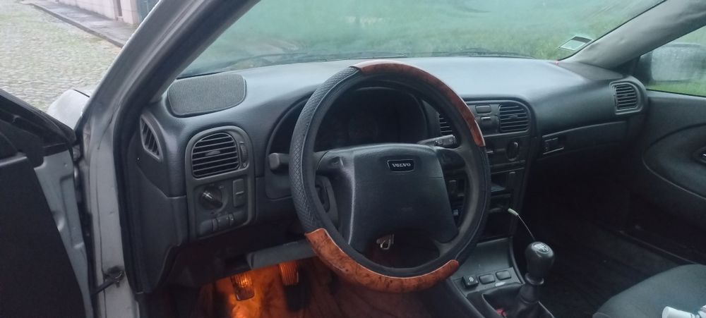 Volvo V40 1997 – GPL – Carro de família, económico