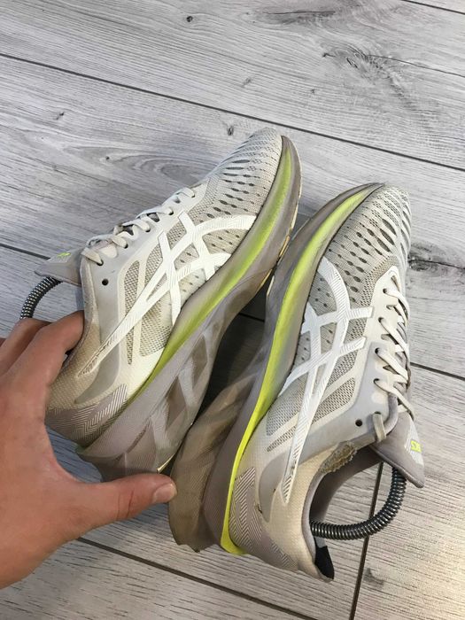 Buty do biegania ASICS Novablast rozm. 37,5