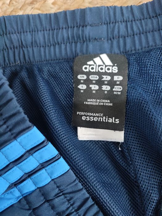 Granatowe spodnie 3/4 Adidas M  z niebieskimi paskami, klasyczne logo,
