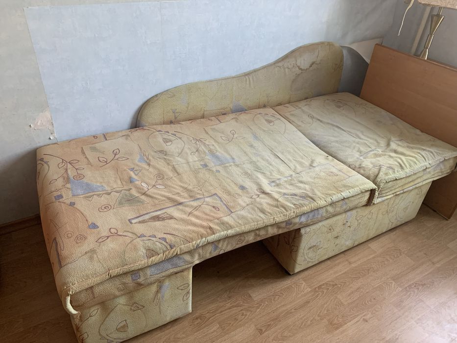 Письмовий стіл для навчання, диван малютка(потребує хімчистки)