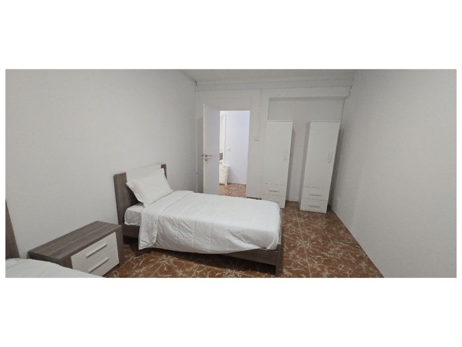 Prédio com 7 Quartos (2 Pisos)