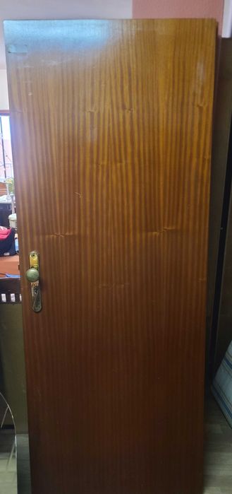 Varias portas com ferragem e sem ferragens