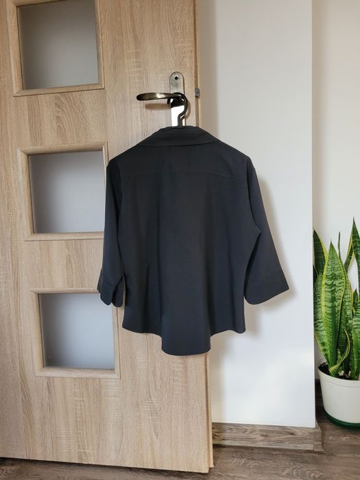 Czarna koszula z rękawem 3/4