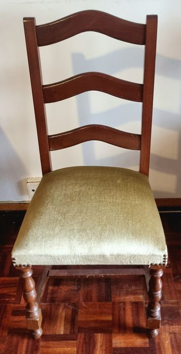 Cadeira de madeira e tecido