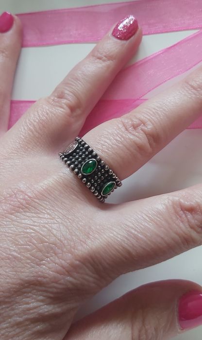 Anel prateado, em aço envelhecido, com 3 zirconias. T20