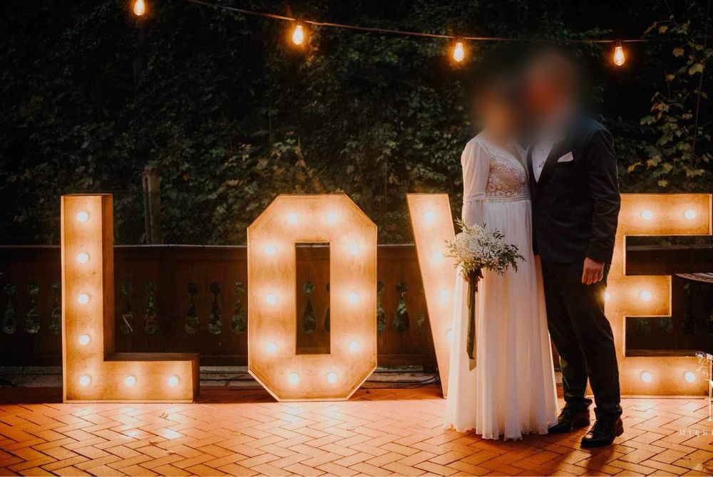 Napis love / miłość , ciężki dym , neon , balon z helem