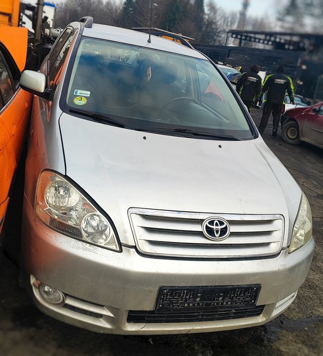 Toyota Avensis Verso lampy przednie lewa i prawa