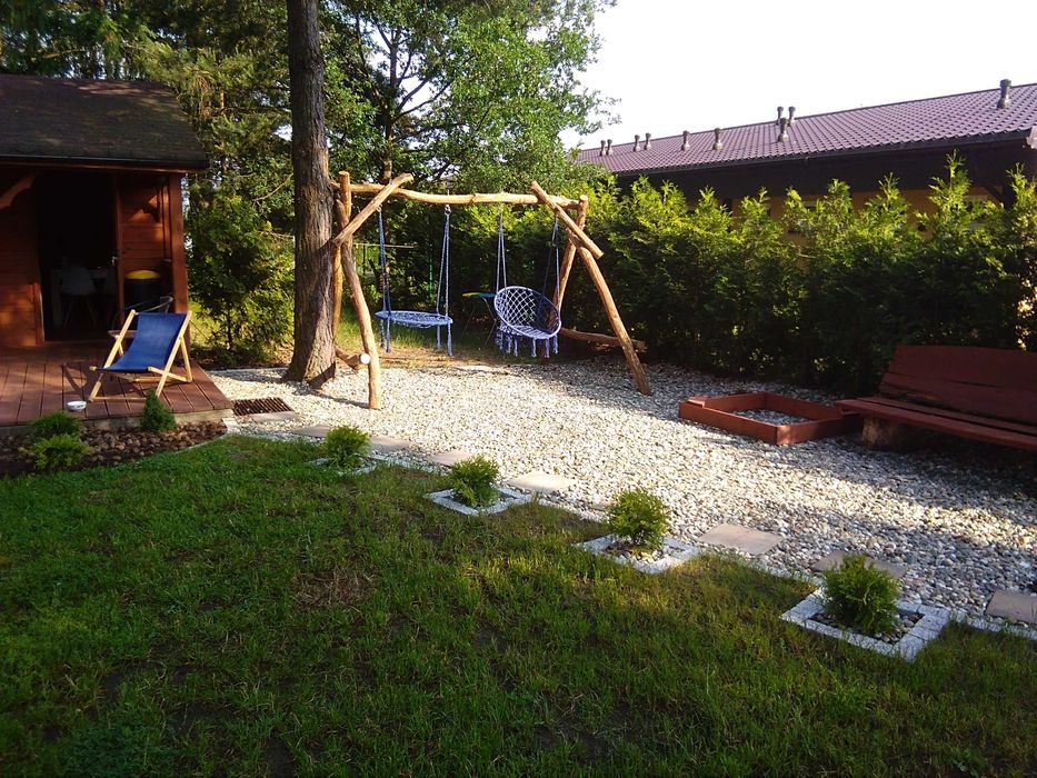 Domek nad zalewem na ogrodzonej działce.