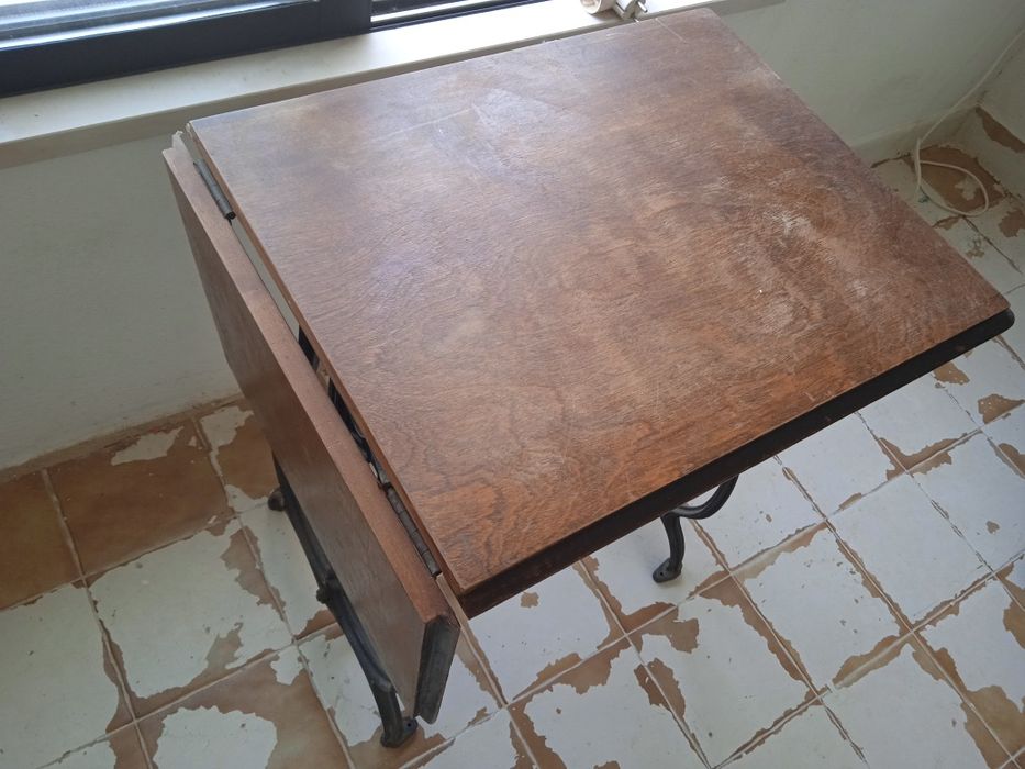 Mesa antiga ADLER de máquina costura