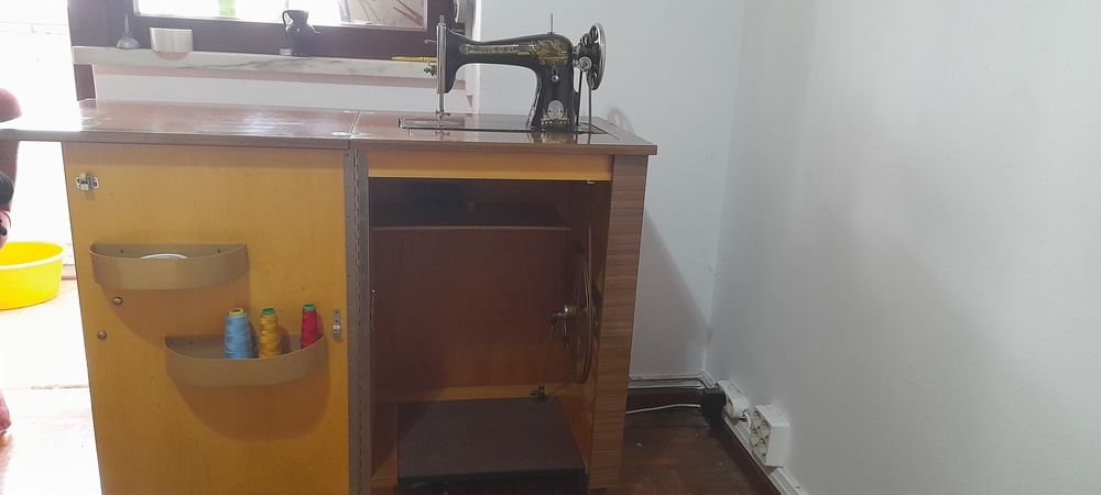 Maquina de costura Singer com movel