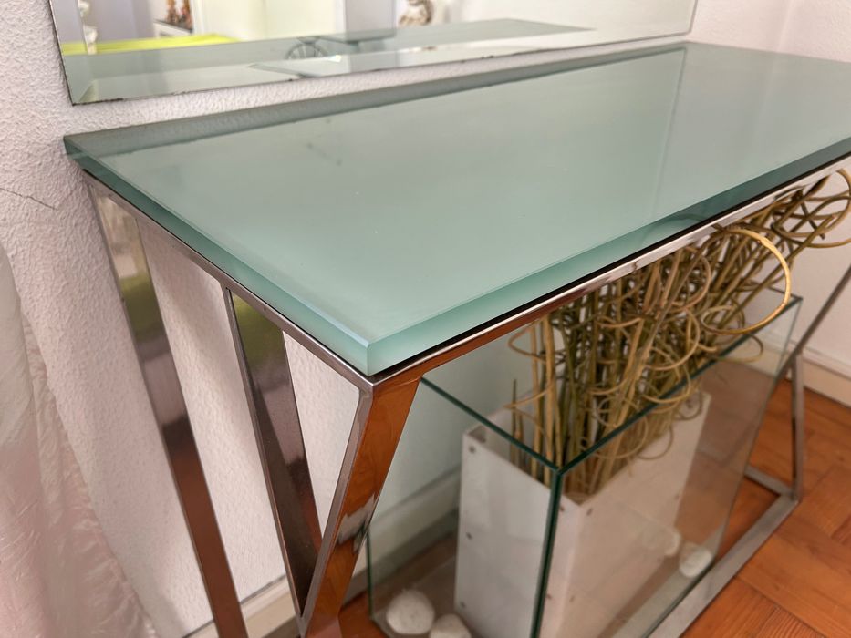 Mesa inox e vidro com caixa de vidro ornamental