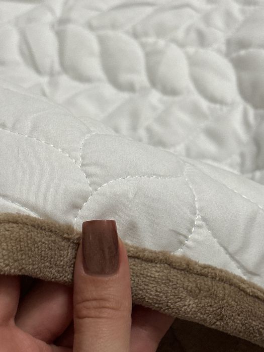 Pokrycie na łóżko z falbaną (ocieplane, miękkie, przypomina aksamit)