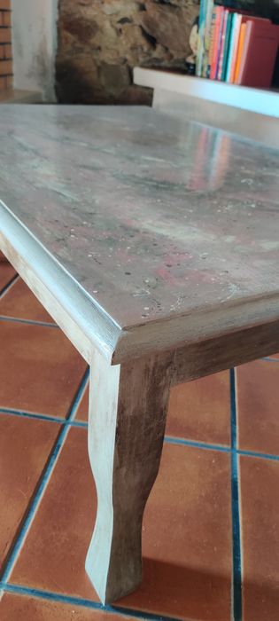 Mesa em madeira maciça e tampo com efeito de mármore