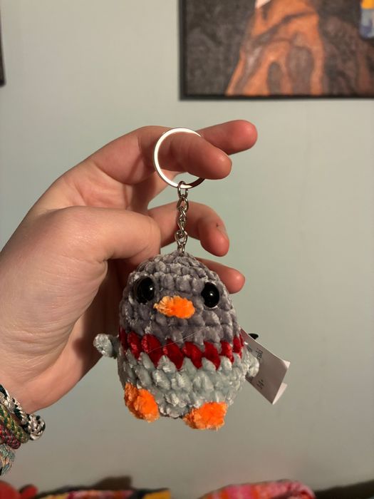 Mini pluszowy gołąb na szydełku - czerwony pasek