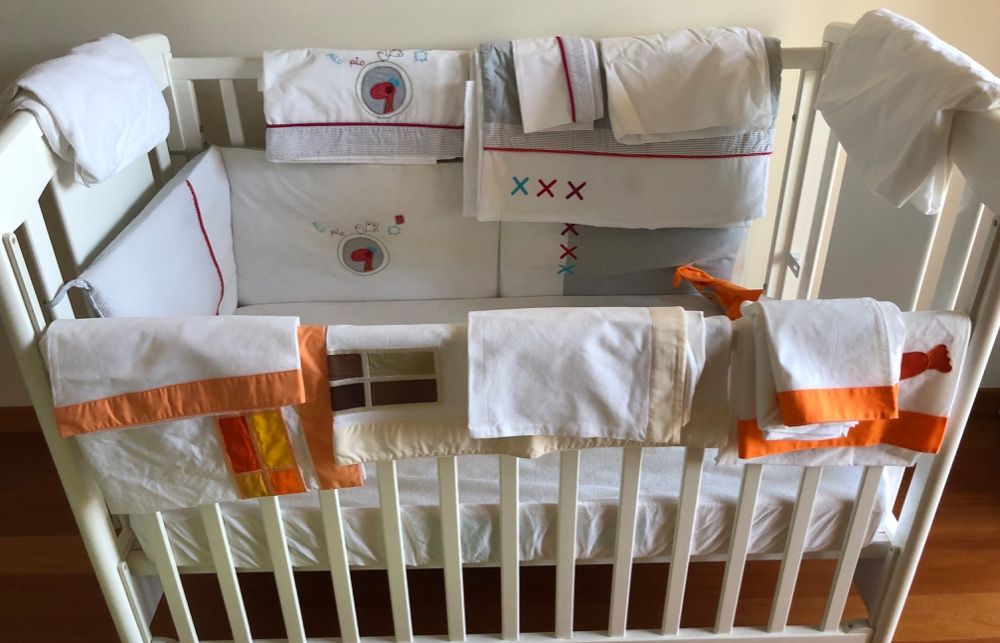 Cama de bebe com roupa de cama
