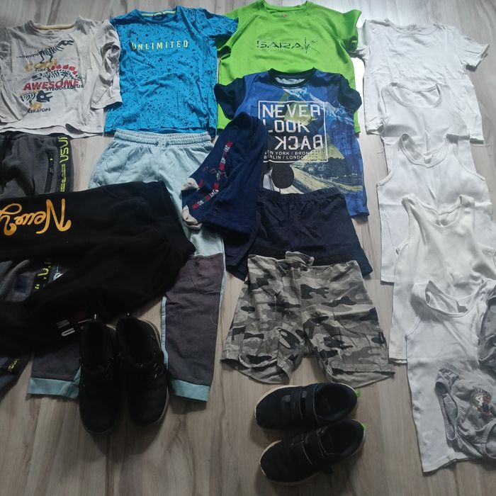 Paka ubrań koszulki, spodnie, buty