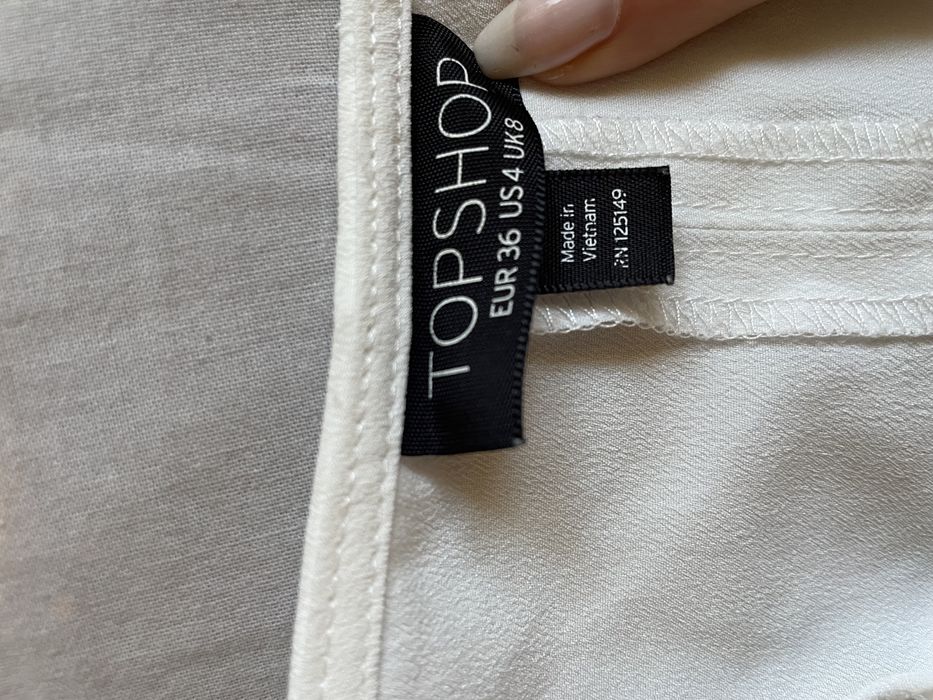 Biały crop top na ramiączkach
