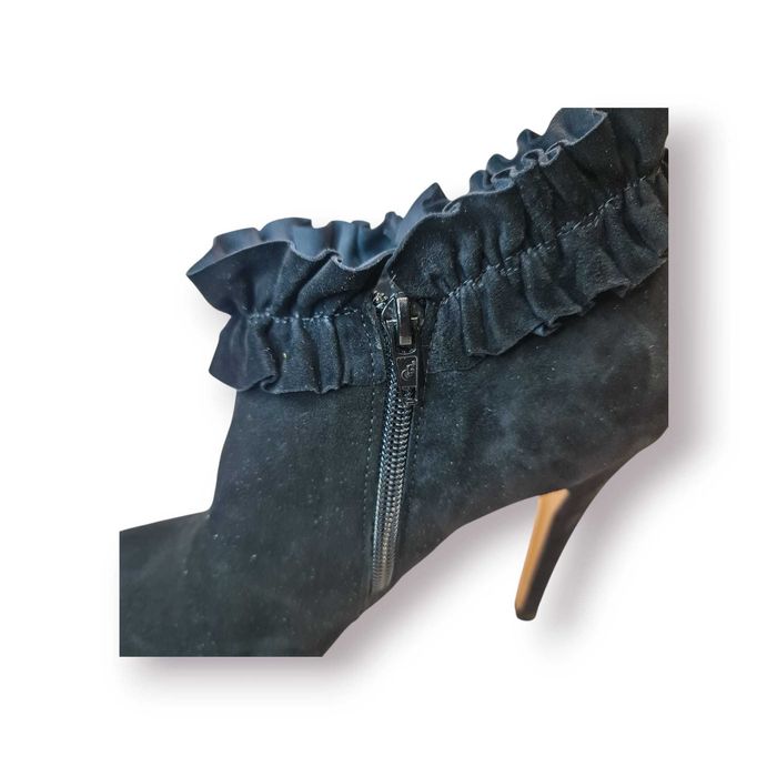 Botins Samelli Camurça Preta com Folhos – Tam.: 37 (Made in Portugal)