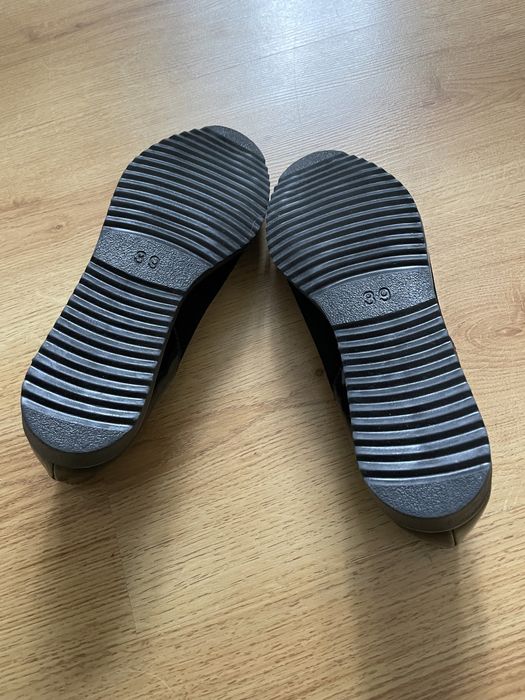 Czarne buty damskie lakierki zamszowe