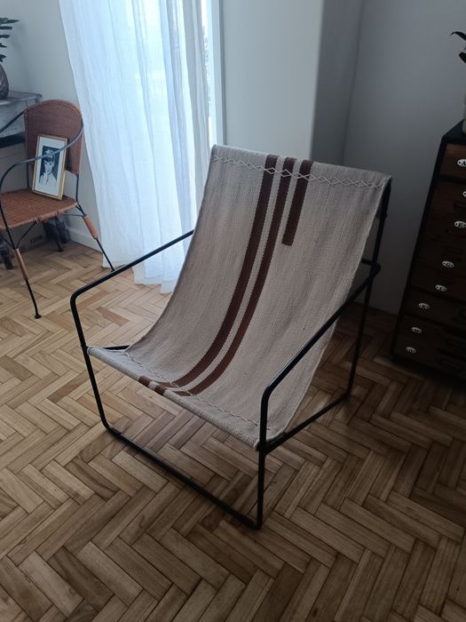 Poltrona de metal e tecido