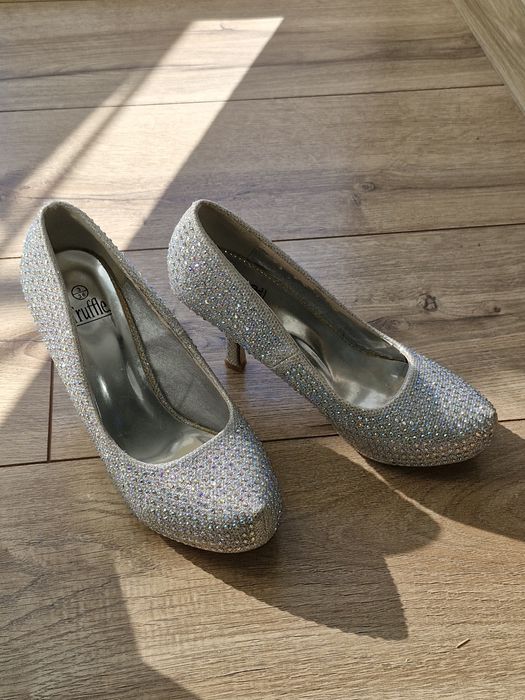 Błyszczące buty na obcasie
