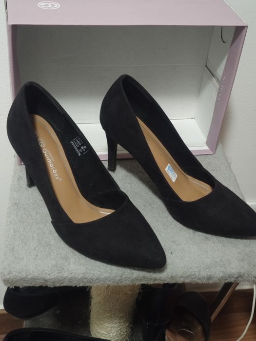 Sapato de tacão fino