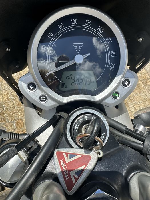 Vendo Tryumph 900 como nova poucos km