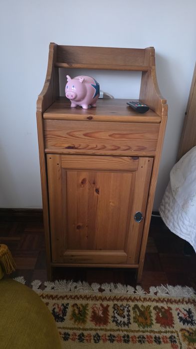 Cama de casal e mesinhas de cabeceira