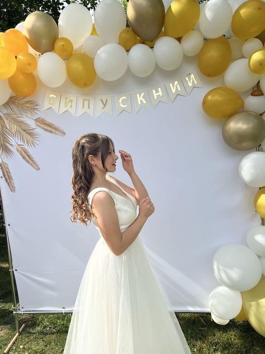 “Випускна біла сукня, як нова, одягнена 1 раз”