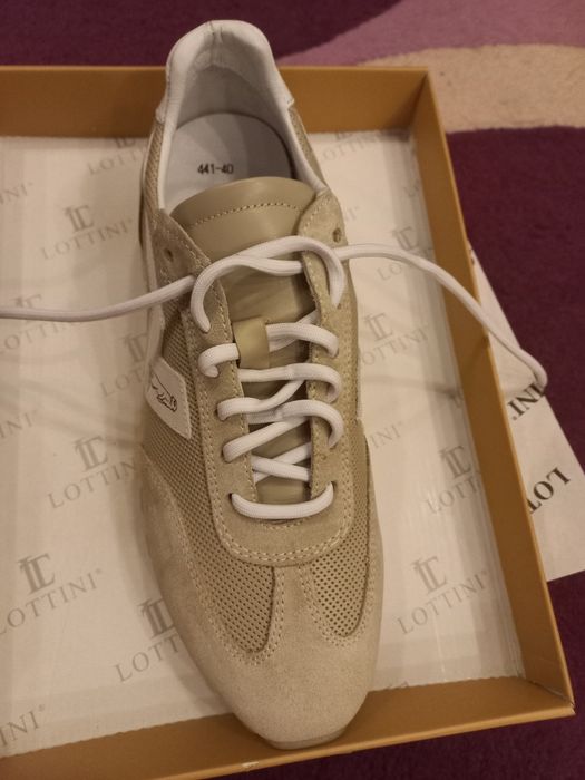 Кросівки жіночі р.40