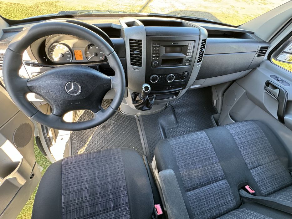 Wypożyczalnia samochodów Wynajem busa dostawczego Kontener - Winda