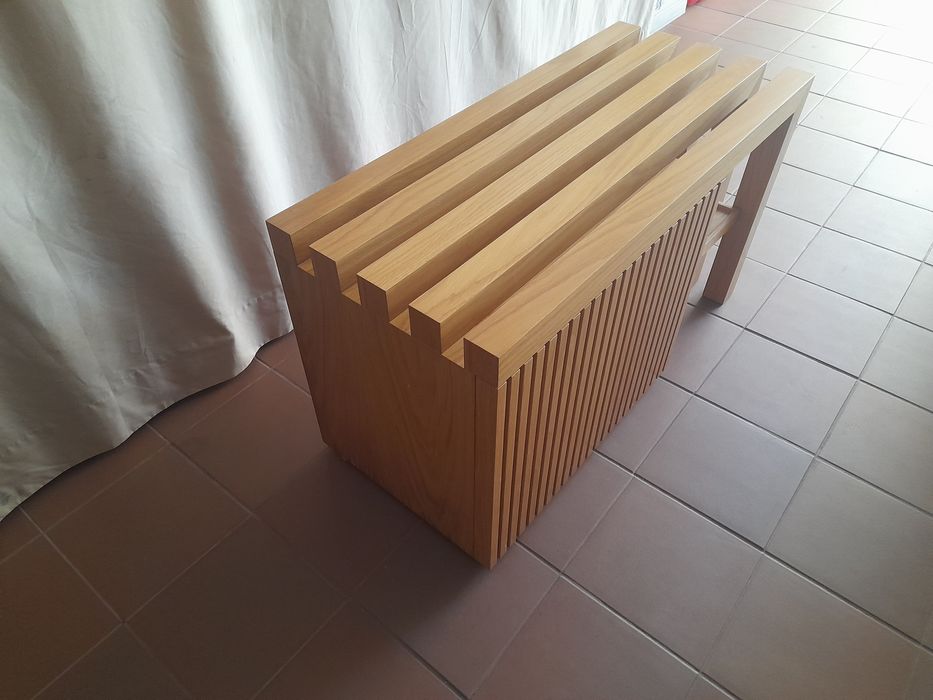 Móvel de apoio com porta