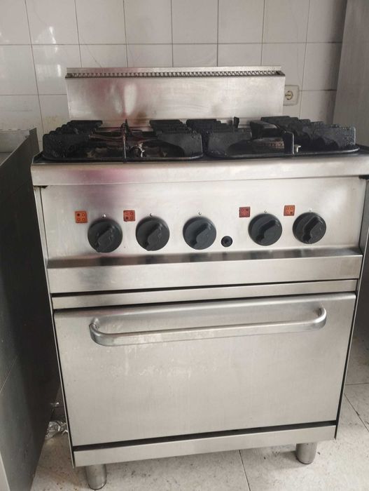Fogão industrial de 4 bicos com forno
