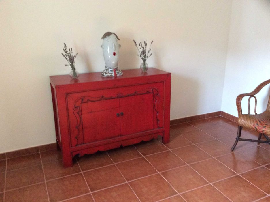 Móvel lacado vermelho