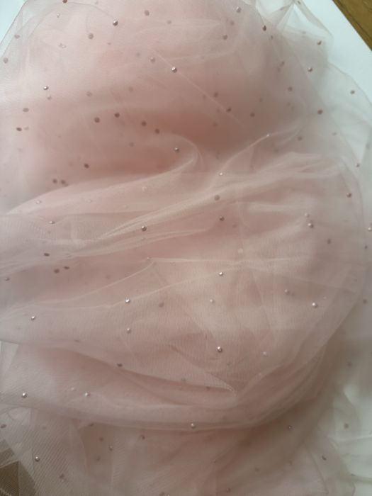 Tiulowy różowy materiał z metalicznymi perełkami/koralikami