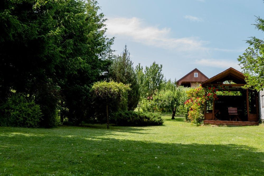 Domek nad jeziorem z własnym brzegiem/plażą