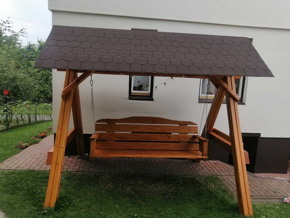 Huśtawka ogrodowa z dachem