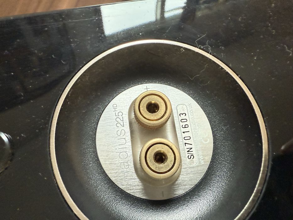 Varias colunas da monitor audio