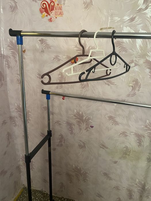 Вешалка для вещей на колёсах