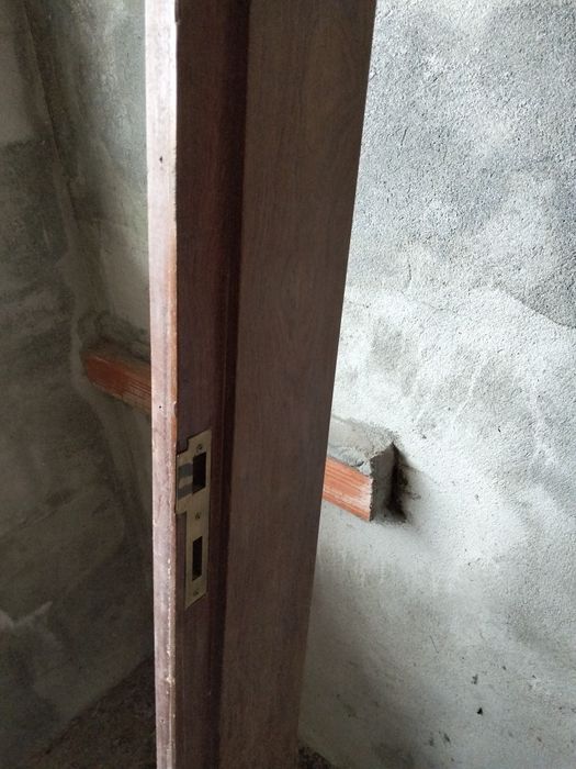 Aro de porta em mogno usado.