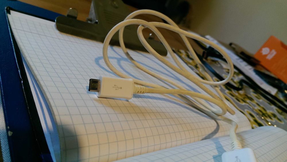 Apple- przewód USB męski- micro USB męski, ok. 100 cm;